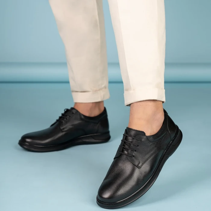 چرا کفش چرم صدا میدهد؟